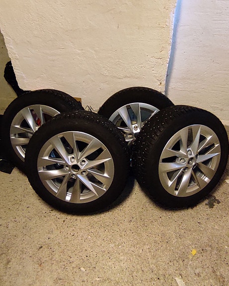 Skoda alumiinivanteet R17, Nokian Hakkapeliitta 9 215/55