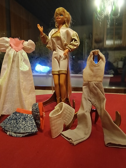 Barbie + vaatteita