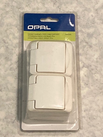 Pistorasia OPAL. Pinta. 2-osainen maadoitettu. IP44.