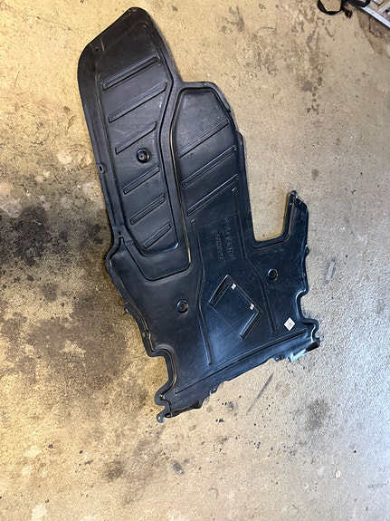 Bmw e6x vaihdelaatikon pohjamuovi
