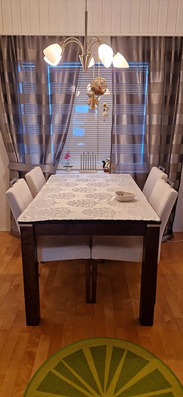 Uudenveroinen ruokapöytä ja neljä tuolia