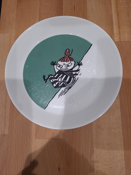 Arabia Muumi lautanen Pikku Myy liukumäessä