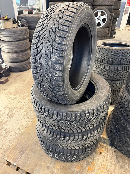 235/60R18 Nastarenkaat