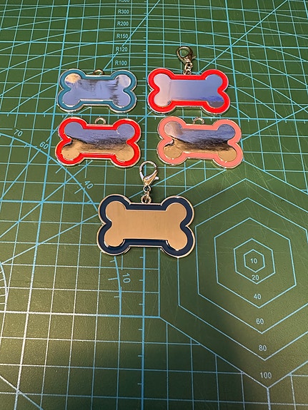 Koiran nimilaattoja omalla tekstillä. Nimilaatta / dogtag / nimikyltti