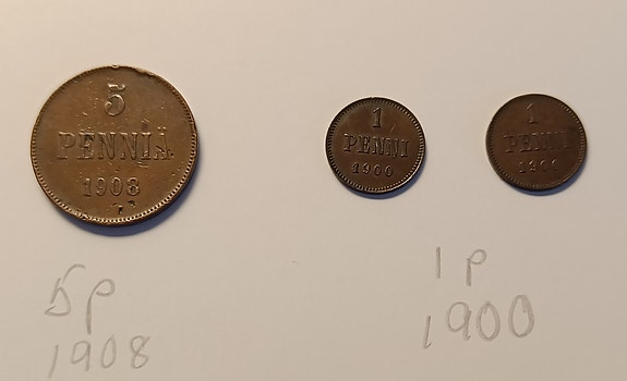 5 pennin kolikko 1908 ja kaksi 1 pennin kolikkoa 1900