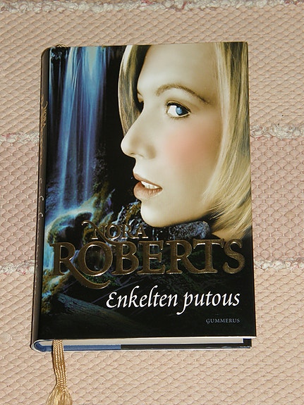 Nora Roberts: Enkelten putous 2008, Uudenveroinen!