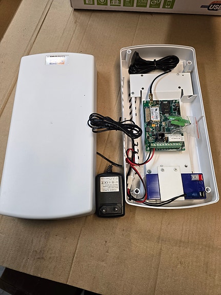 GSM ohjaus ja valvontajärjestelmä CE-006