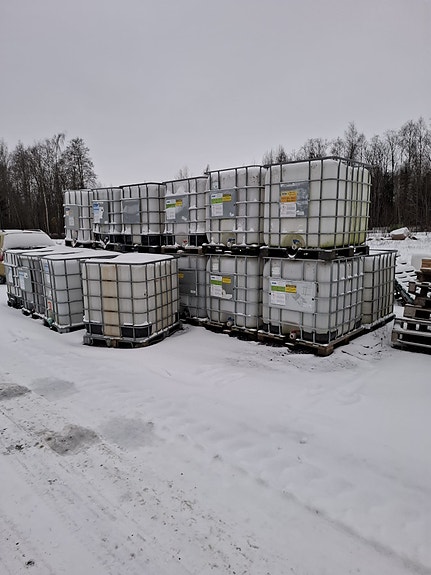 IBC KONTTEJA JA 200 L TYNNYREITÄ