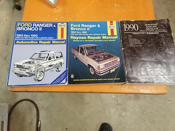Ford Bronco korjauskirjat
