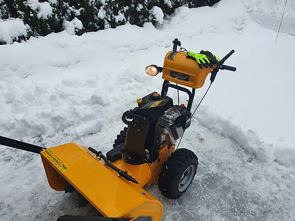 Lumilinko Stiga 1381 HST 80cm, hydrostaatti ja sähköiset toiminnot torvessa