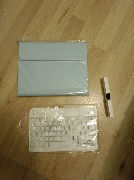 Näppäimistö ja suoja iPadille