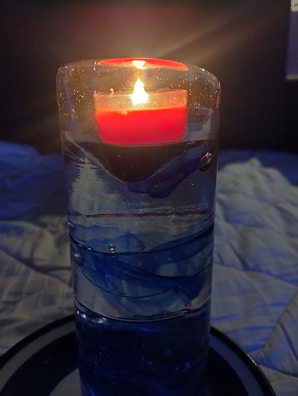 Lasiruusu kynttilänjalka. Design Finland.