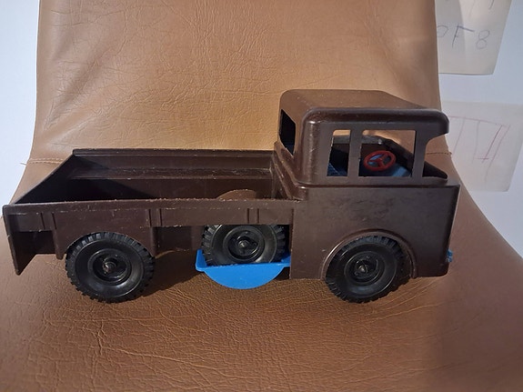 vanha, muovinen Jeep Marilyn FC170 kuorma-auto