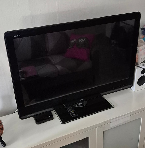 Sharp TV 40-tuumainen, kaukosäädin