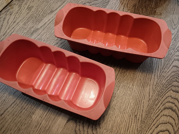 2 Tupperwaren leipävuokaa