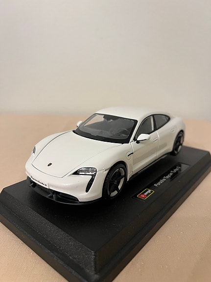 Porsche taycan turbo S pienoismalli