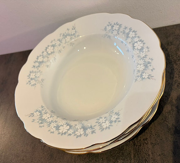 Vintage Cmielow kultareunaiset syvät lautaset kukkakuviolla 4 kpl