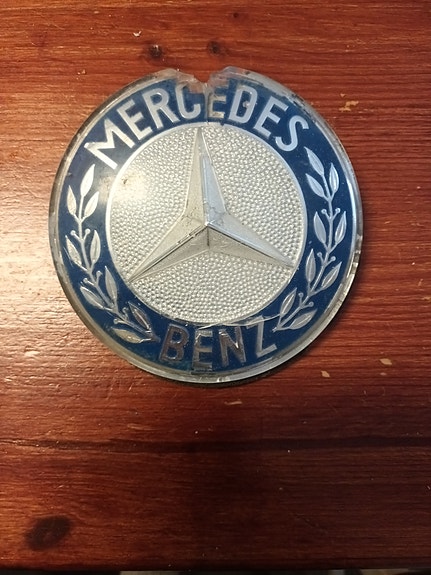 Mercedes-Benz kuorma-auton keulamerkki