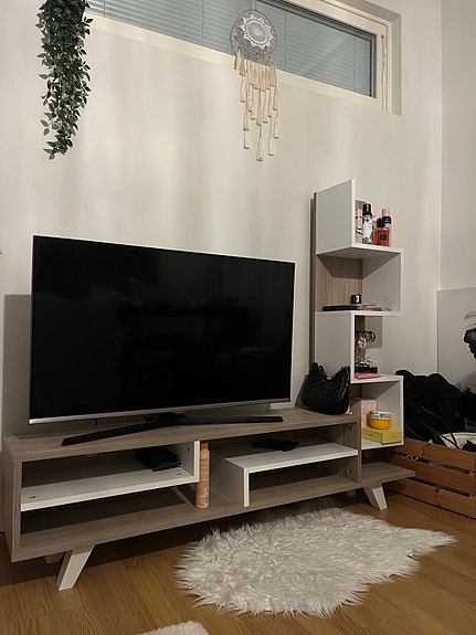 TV taso hyllyllä