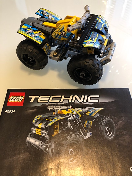 Myytävänä Lego technic mönkijä ja ohjekirja.