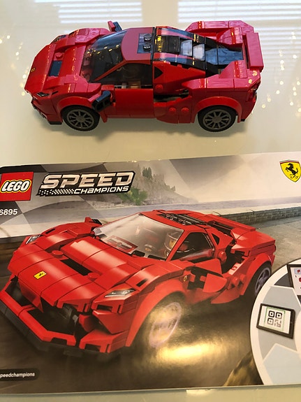 Myytävänä Lego Speed champions Ferrari auto ja ohjeet.