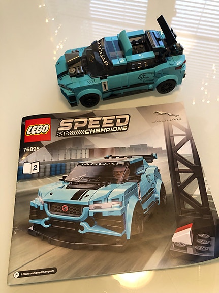 Myytävänä Lego Speed champions Jaguar auto ja ohjekirja.