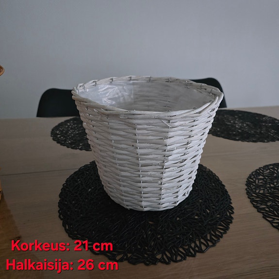 Valkoinen punottu kori / kukkaruukunsuoja