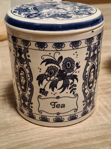 Käsinmaalattu Delft Blue keramiikkainen teepurkki kannella. Allekirjoitettu