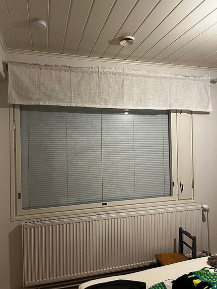 Valkoinen kappa tankokujalla