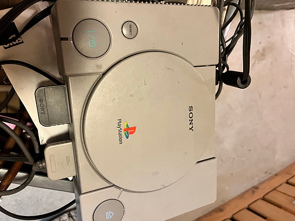 Sony Playstation pelikonsoli, ohjaimet ja 2 peliä