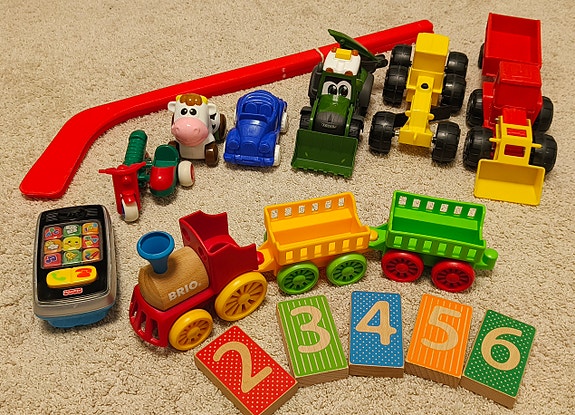 Brio juna + 2 traktoria + leikkipuhelin + muita leluja