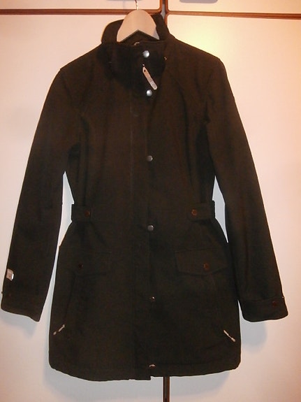 Naisten päällystakki  7. Musta gore-tex takki, koko 40
