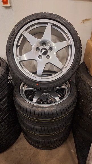 Saab Hirsch 6-spoke 18" vannesarja renkailla