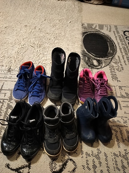 Kuomat 30, viking 32, Crocs c 10, Reebok 35,5, Puma 37, iguana 35