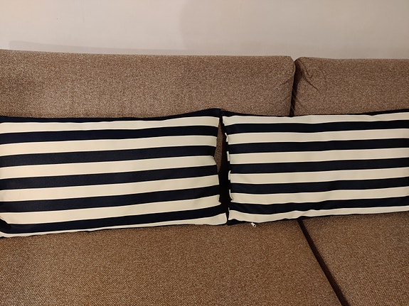 Kotiin/mökille kauniit sisustusraitatyynyt (64×35) 10€/kpl