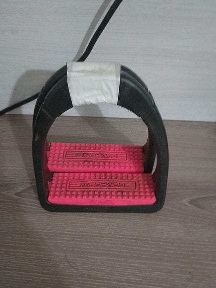 Komposiitti jalustimet