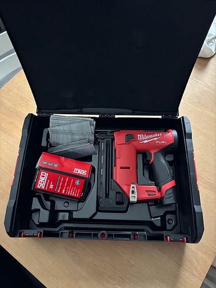 Vuokrataan Milwaukee M12 akku viimeistelynaulain