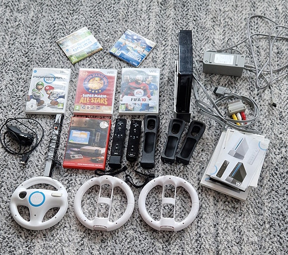 Nintendo Wii pelikonsoli + wiin omia pelejä