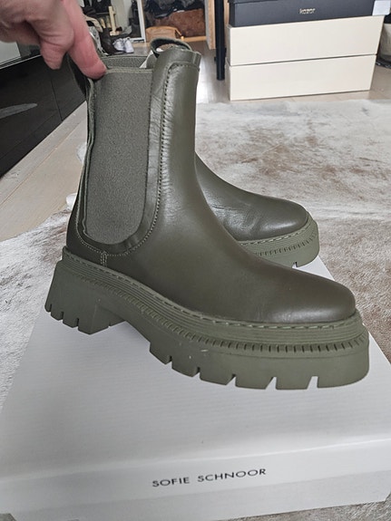 Uudet chelsea bootsit nahkaa