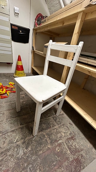 Puiset tuolit / wooden chairs