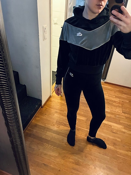 Nike velour oloasu. Legginsit ja lyhyt huppari