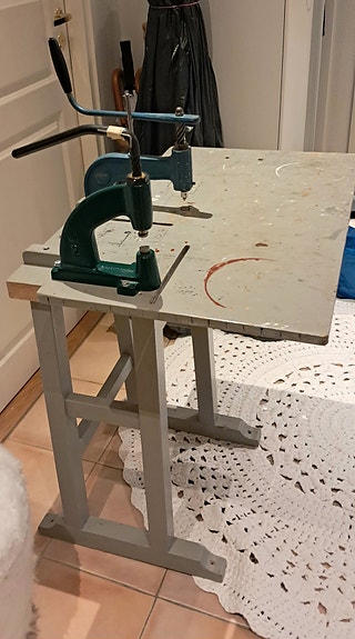 Nepparien/painonappien kiinnityskone