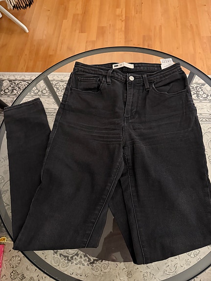 Levi's tummanharmaat pillifarkut