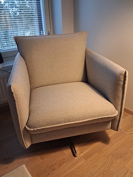 Beige nojatuoli kääntyvällä jalustalla
