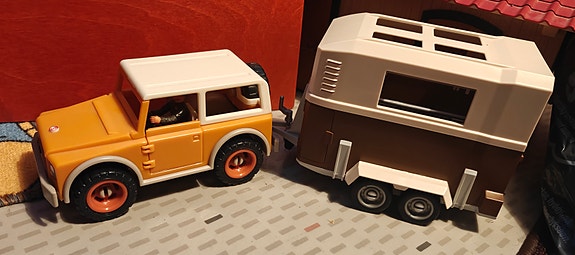 Myydään Schleich auto ja hevostraileri