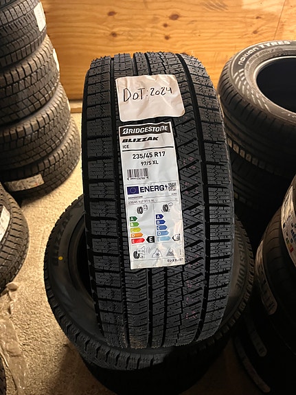 Bridgestone Blizzak Ice 235/45R17
