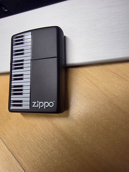 Zippo pianokoskettimet sytkäri musta