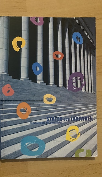 Lukion yhteiskuntaopin kirja (Upper Secondary Social Studies book)