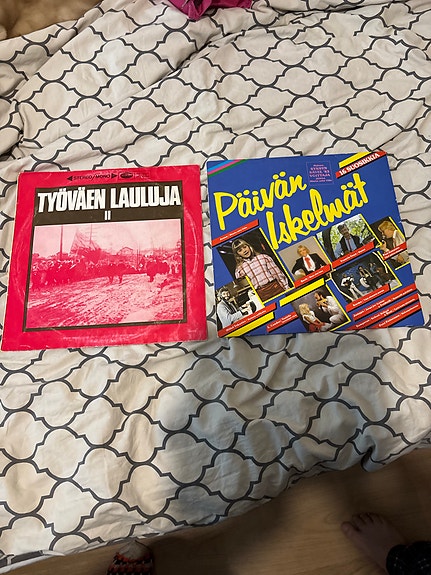 Työväen Lauluja II ja Päivän Iskelmät vinyylilevyt