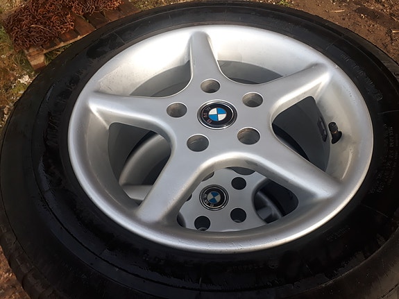 Pirellin 205/65x15 rengassarja BMW 5 pulttiset vanteilla